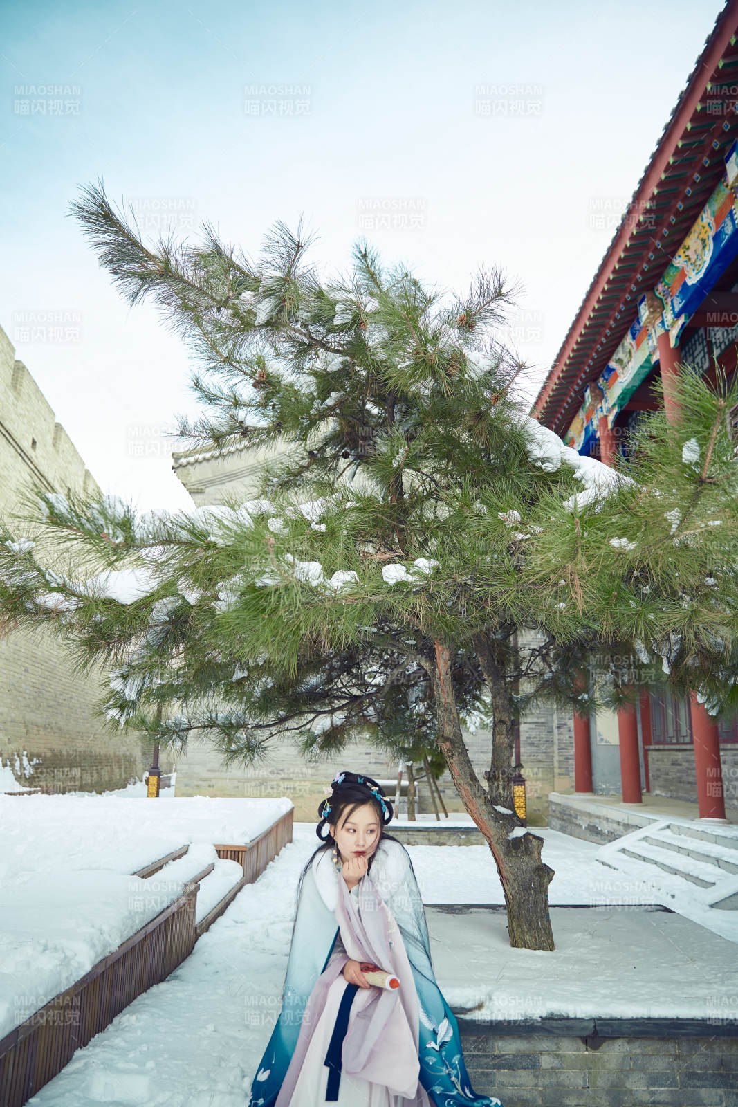 身穿古裝漢服的東方女子