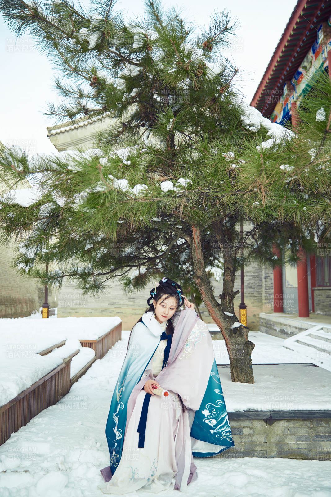 身穿古裝漢服的東方女子