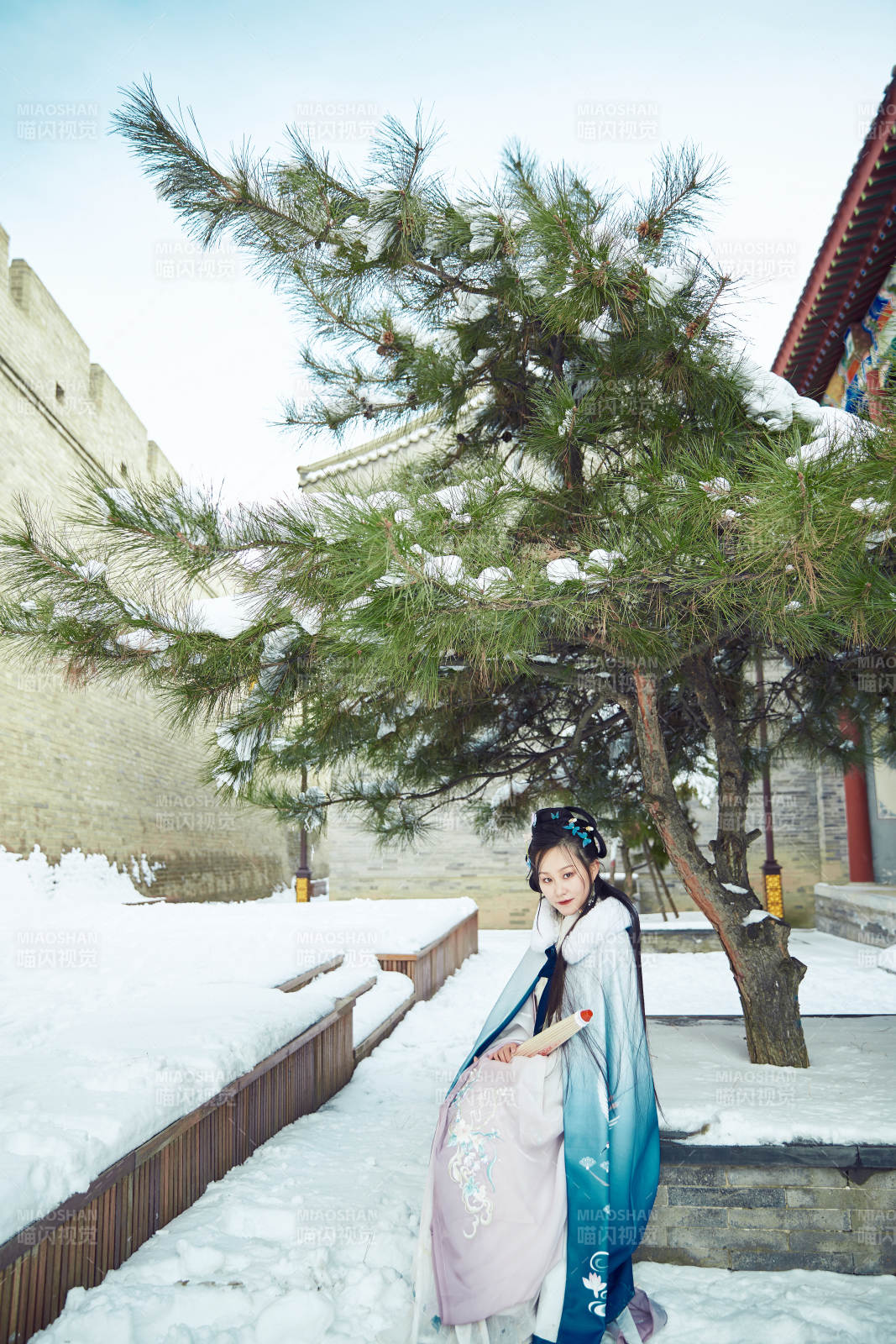 身穿古裝漢服的東方女子