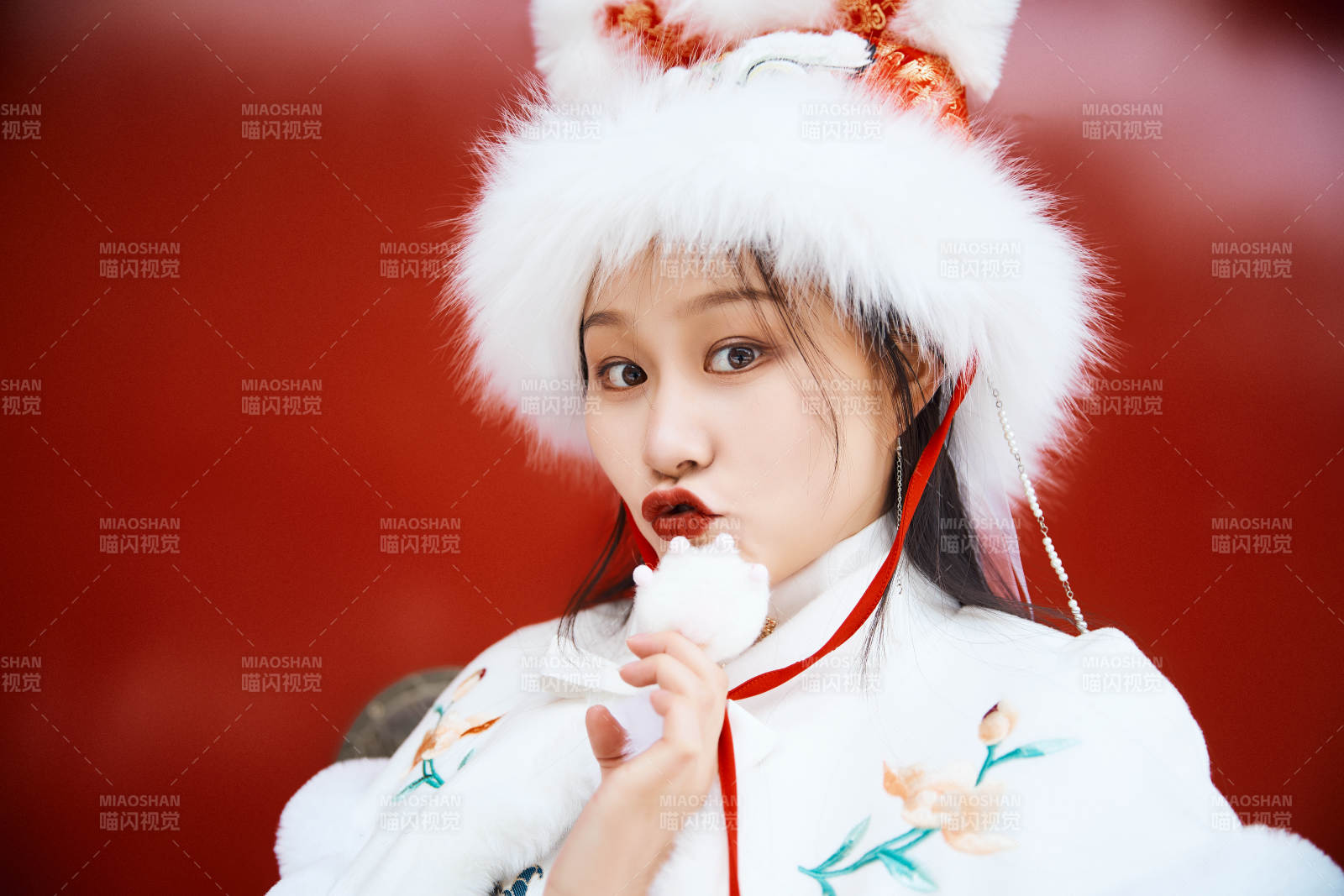 身穿古裝漢服的東方女子