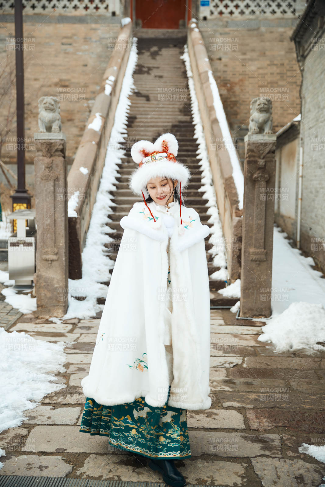 身穿古裝漢服的東方女子