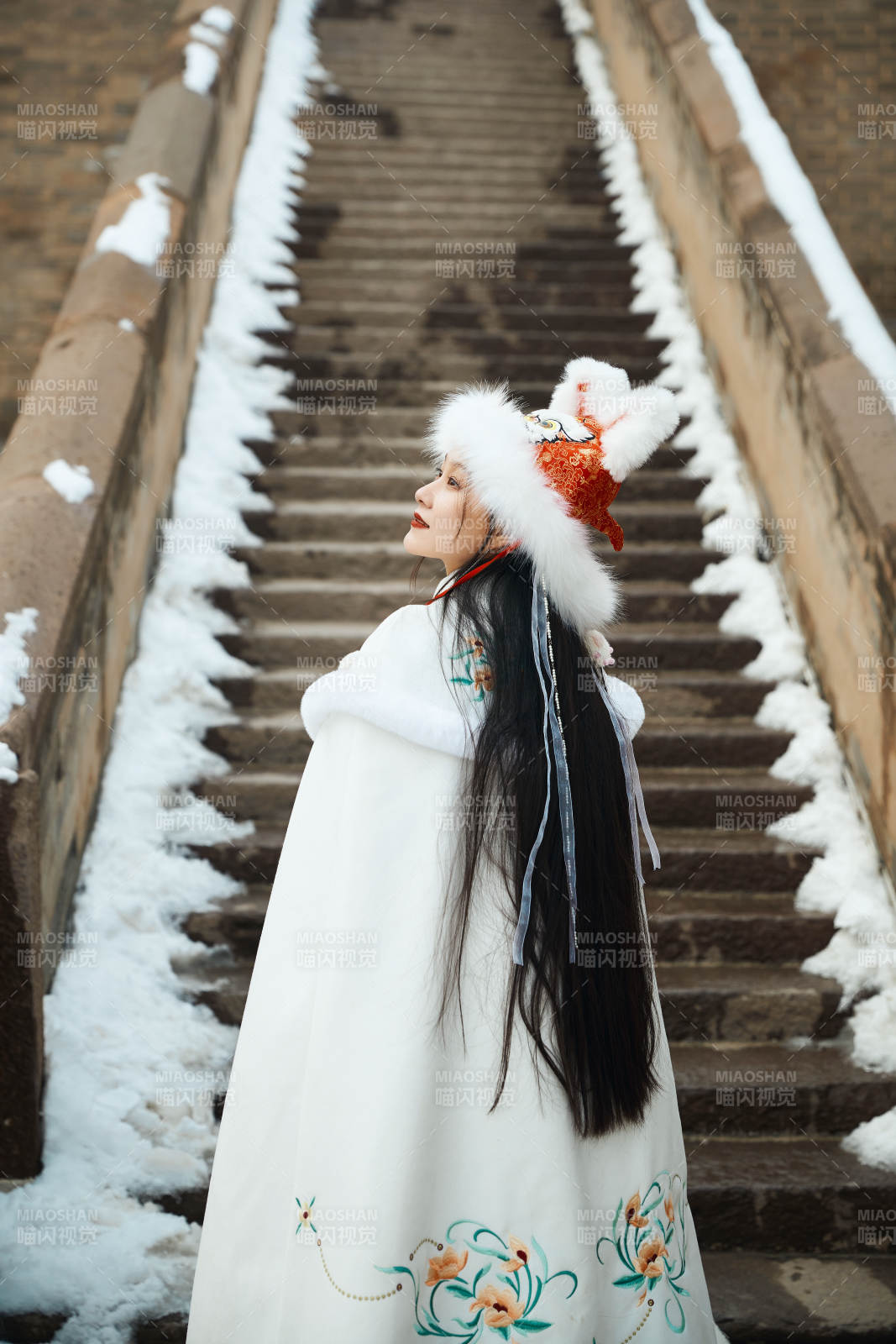 身穿古裝漢服的東方女子