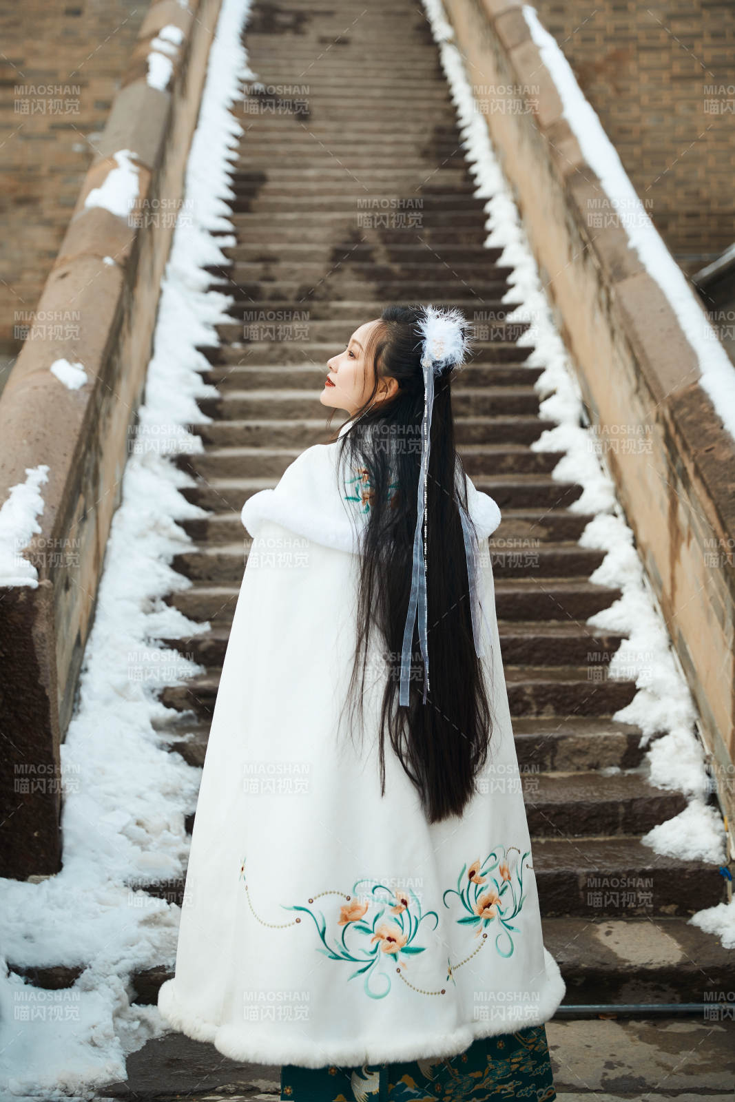 身穿古裝漢服的東方女子