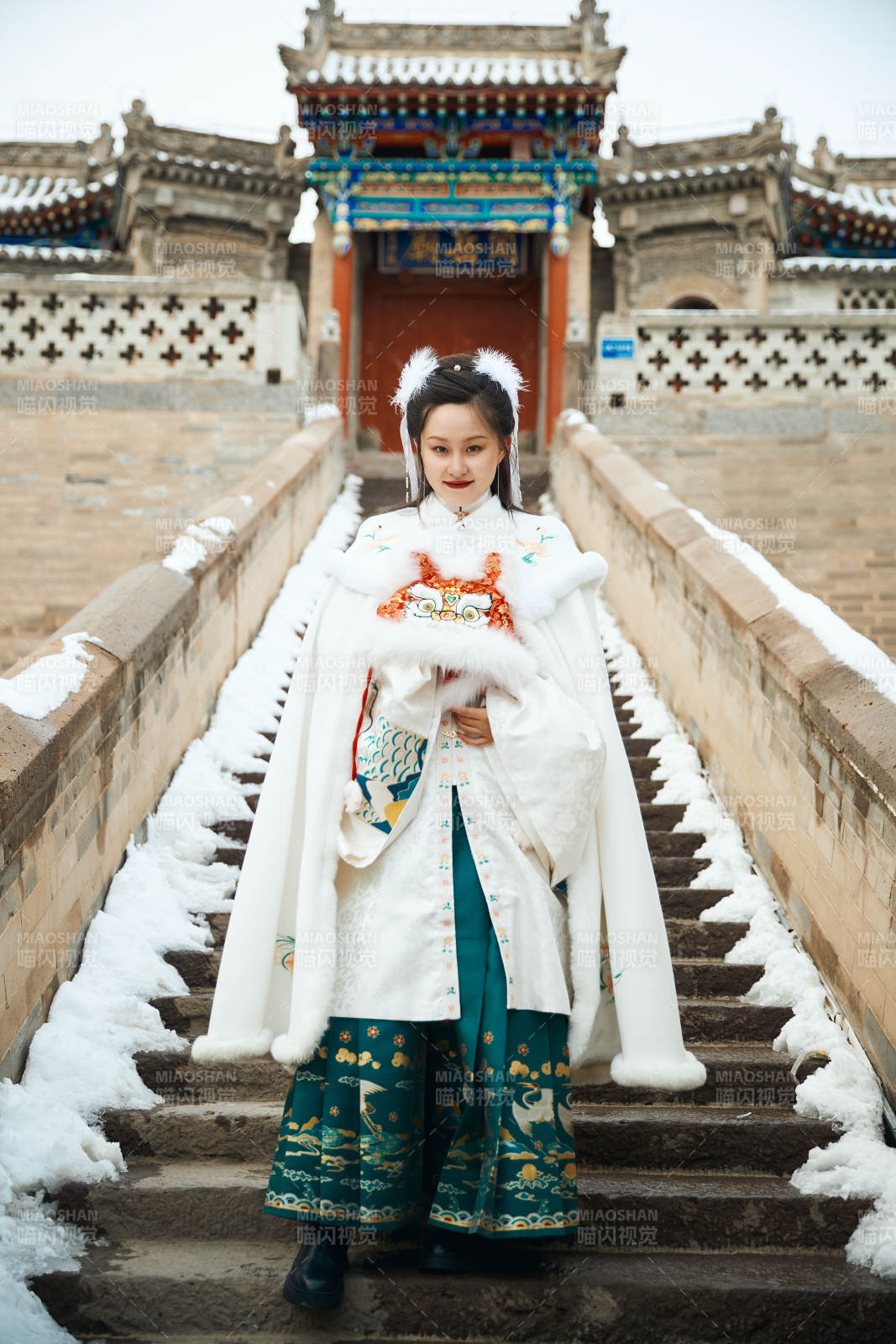 身穿古装汉服的东方女子