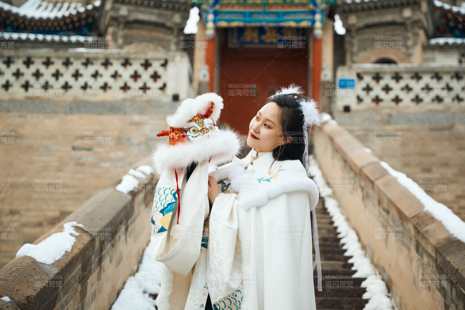 身穿古裝漢服的東方女子