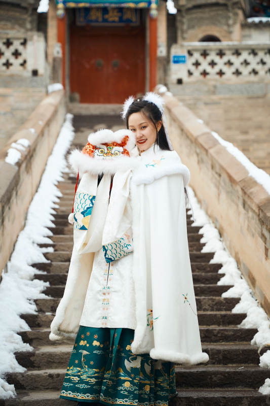 身穿古装汉服的东方女子