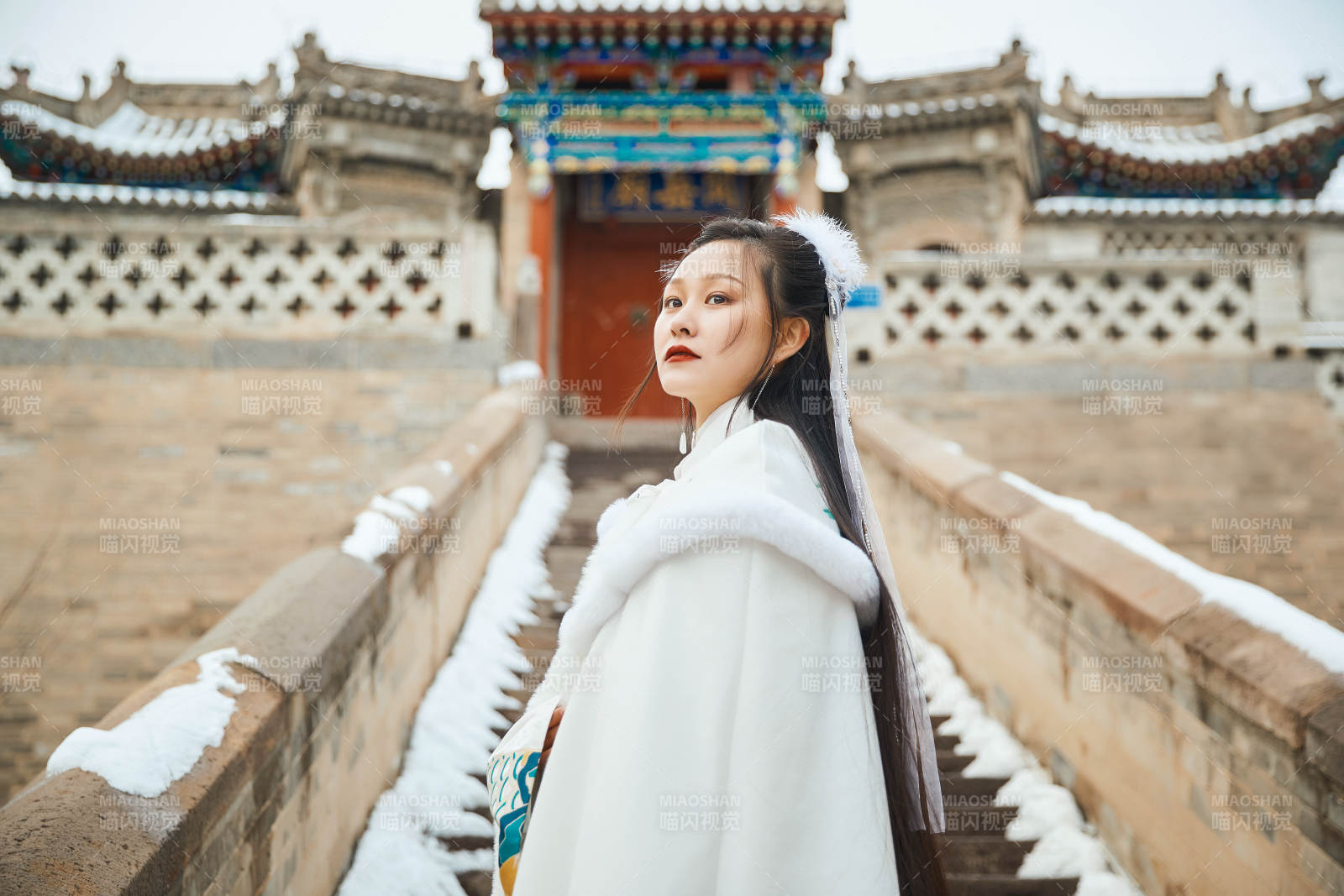 身穿古裝漢服的東方女子