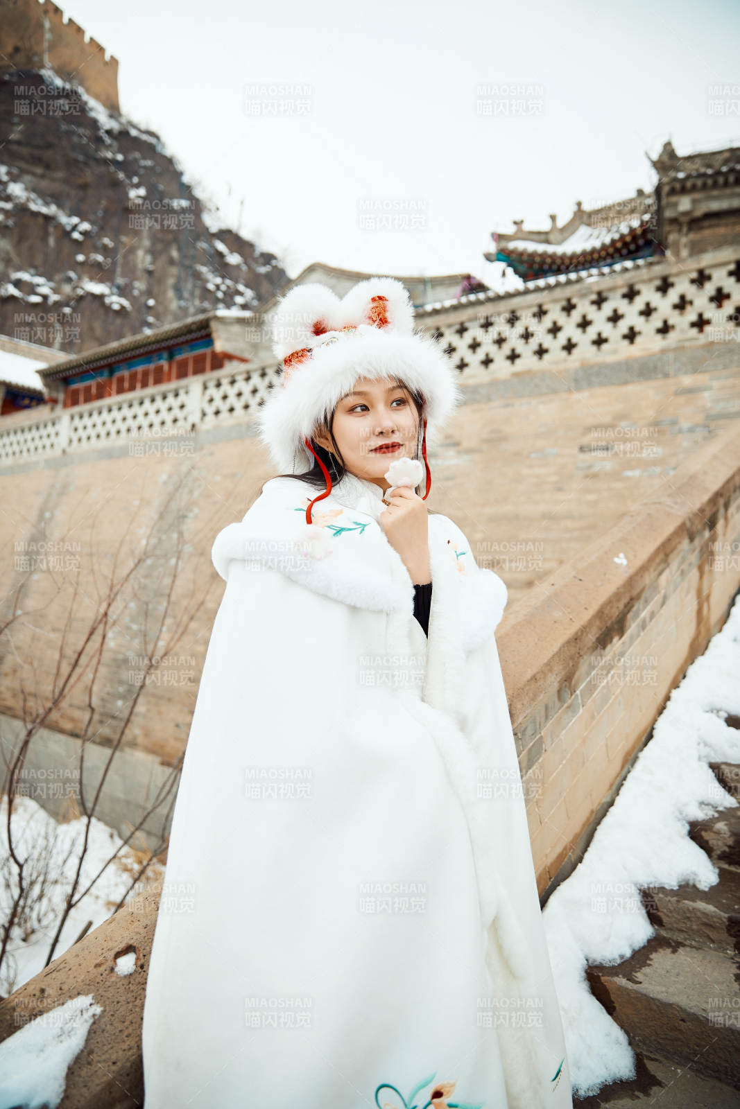 身穿古裝漢服的東方女子