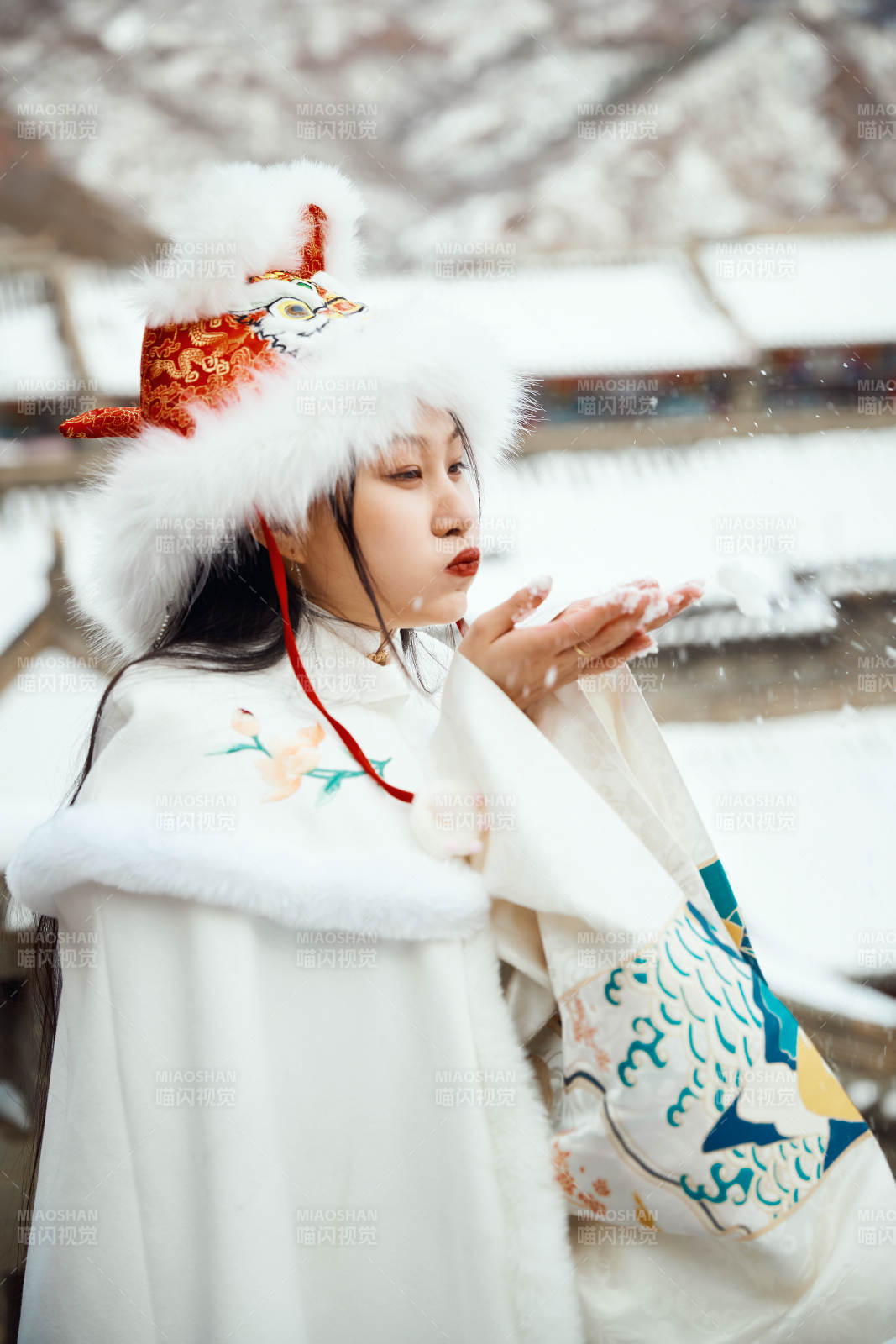 身穿古裝漢服的東方女子