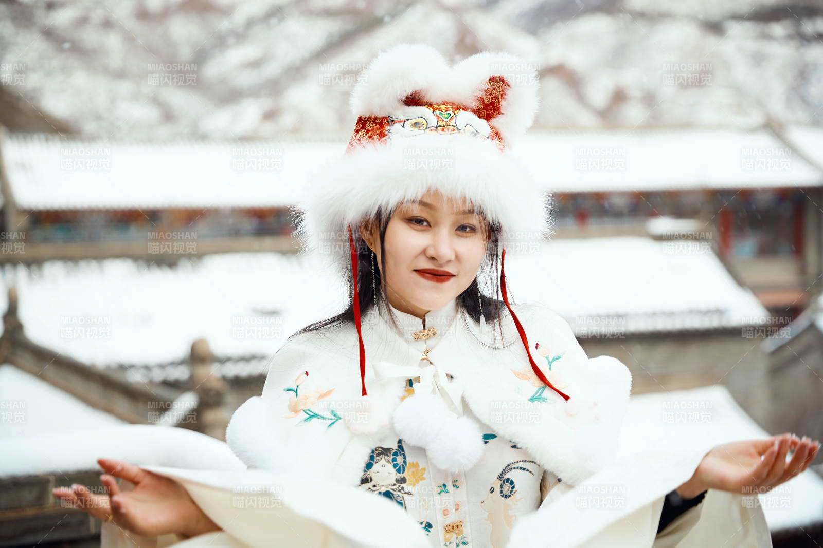 身穿古裝漢服的東方女子