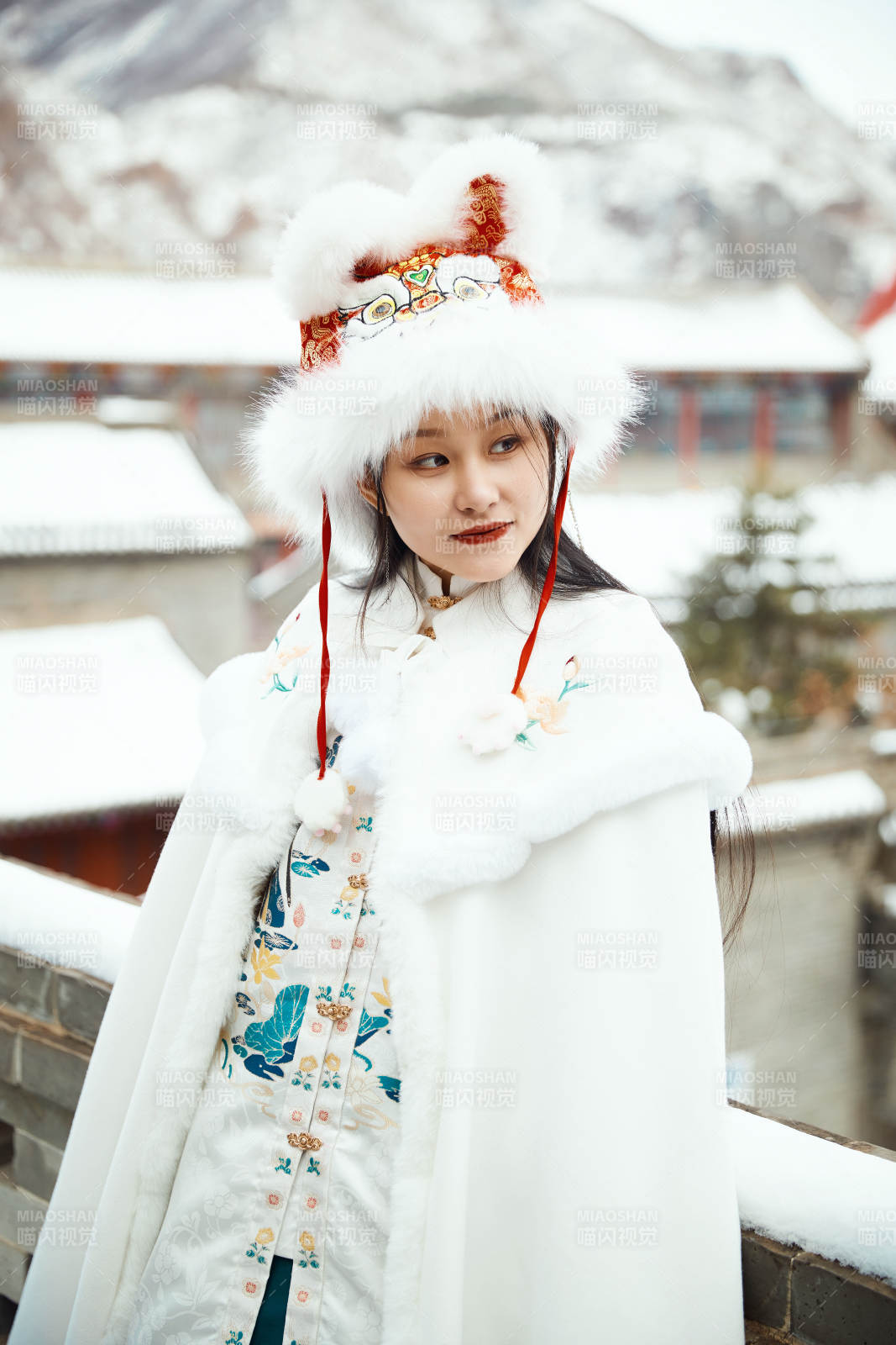 身穿古装汉服的东方女子