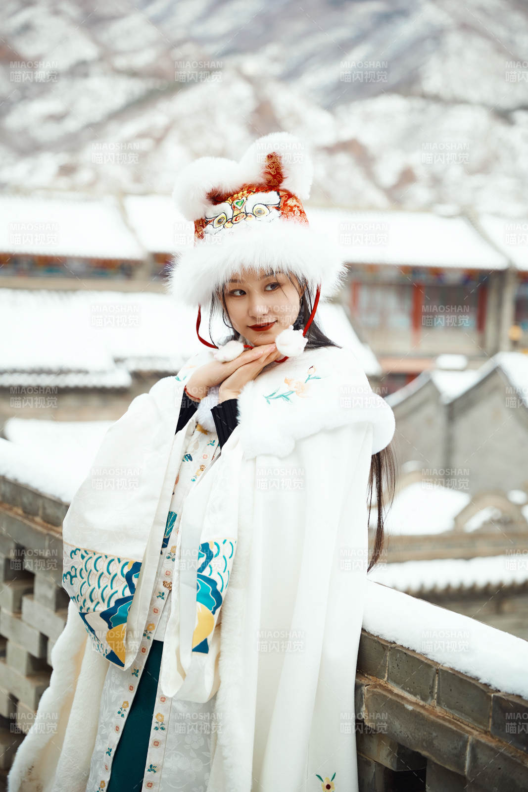 身穿古裝漢服的東方女子