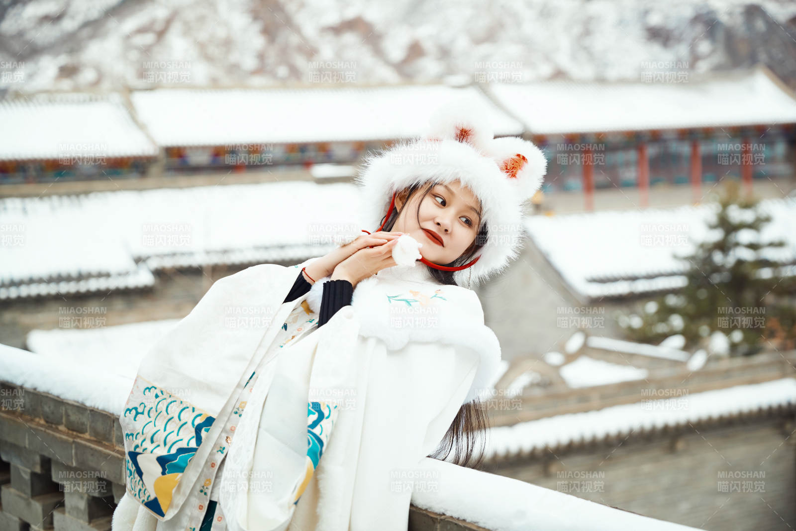 身穿古裝漢服的東方女子