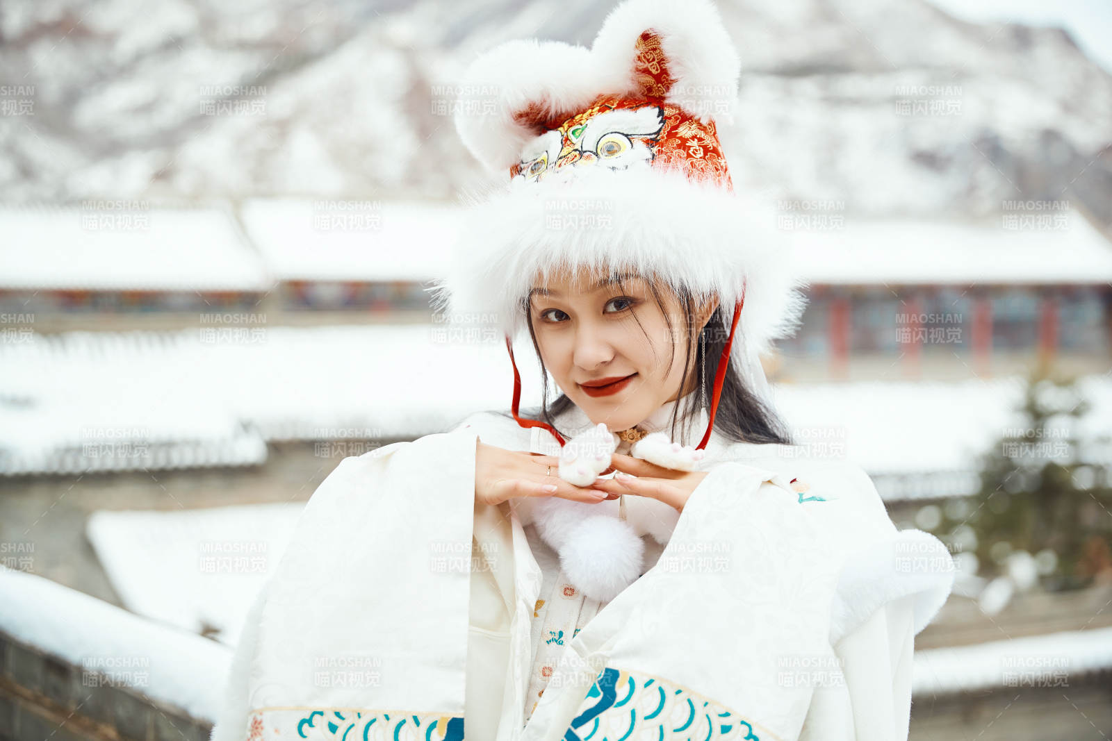 身穿古裝漢服的東方女子