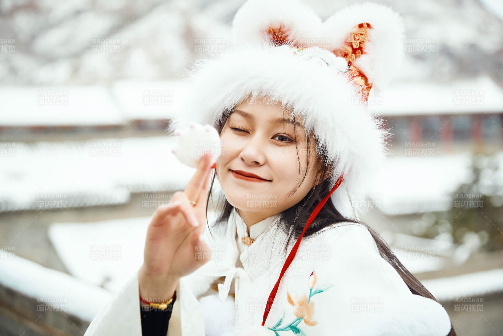 身穿古裝漢服的東方女子