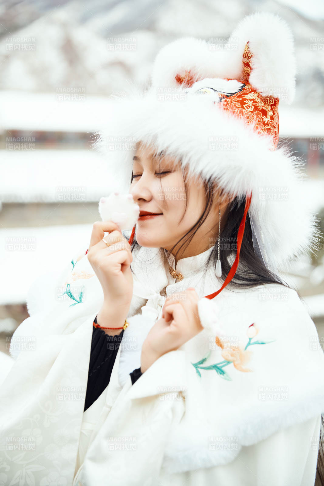 身穿古裝漢服的東方女子