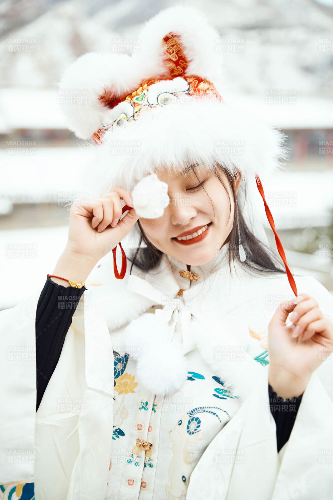 身穿古裝漢服的東方女子