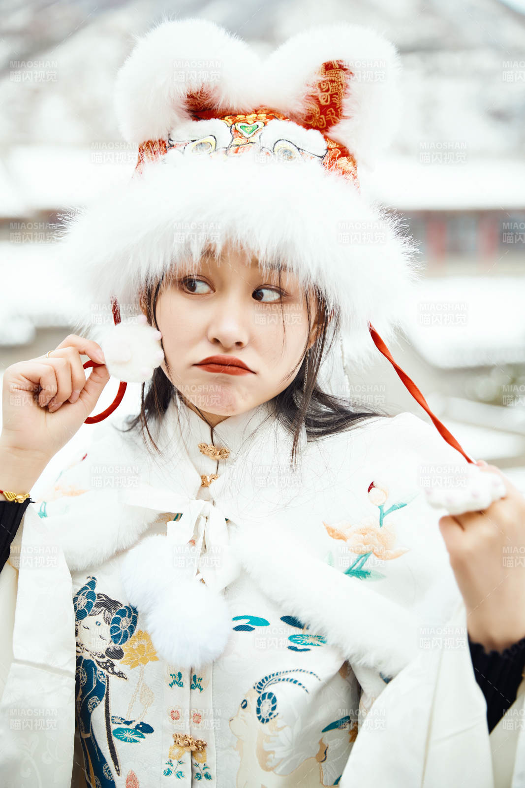 身穿古裝漢服的東方女子