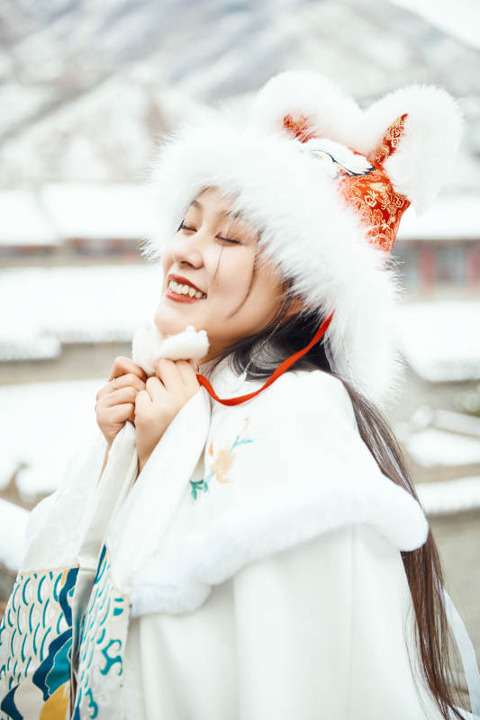 身穿古装汉服的东方女子