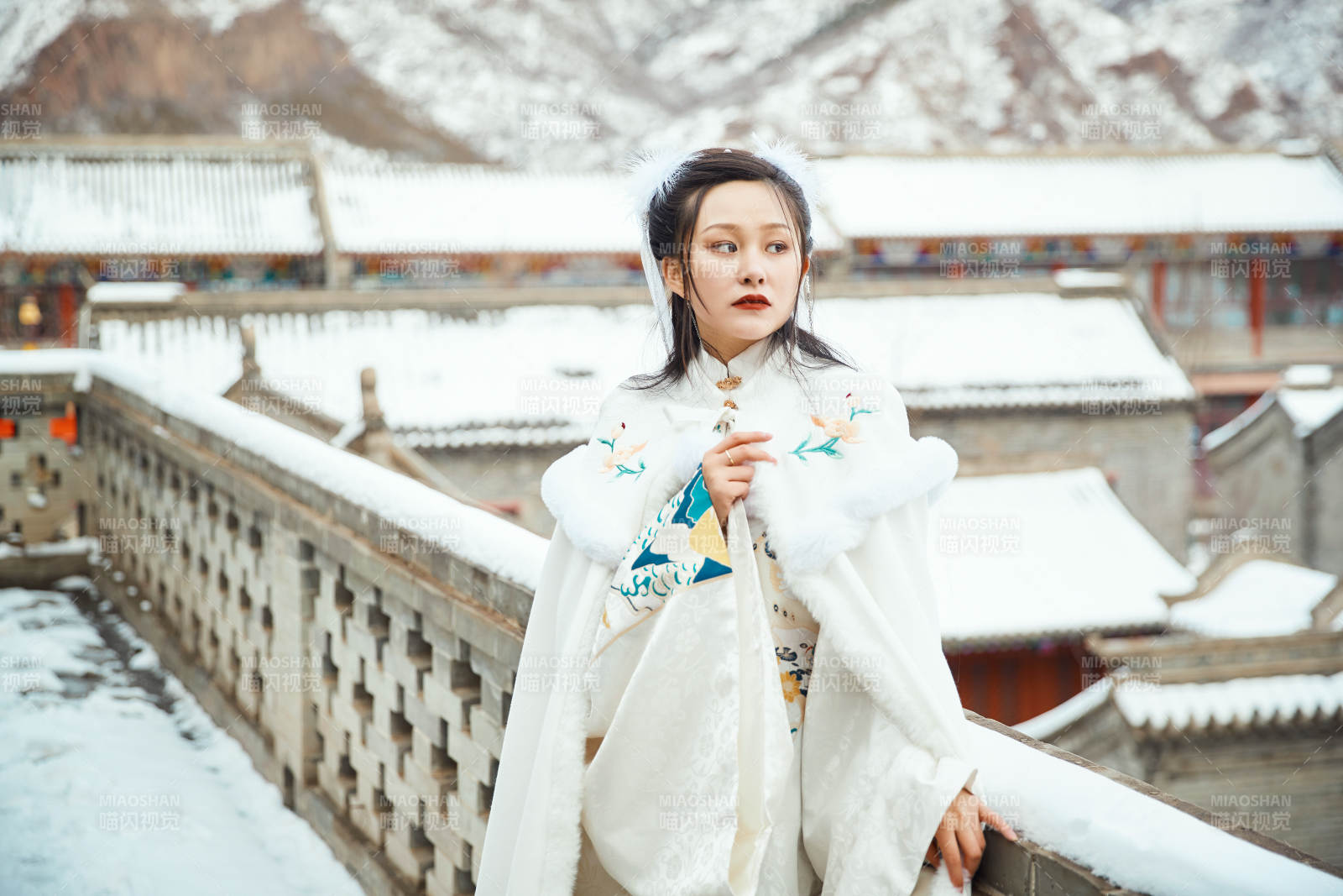 身穿古裝漢服的東方女子