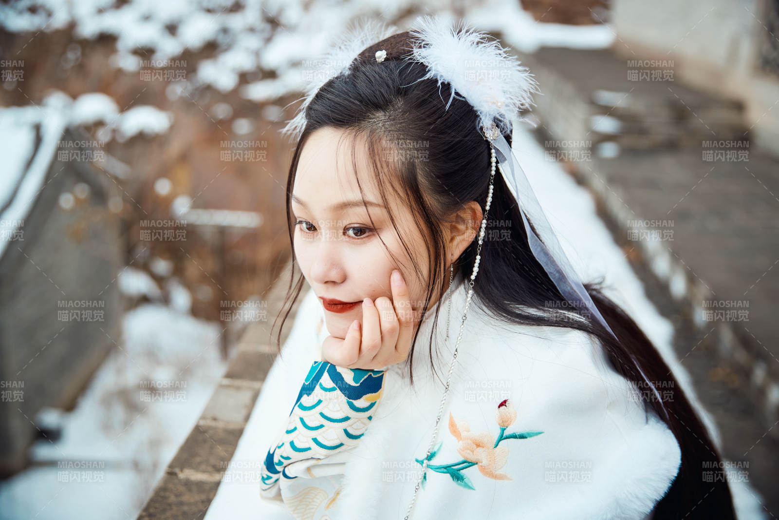 身穿古裝漢服的東方女子