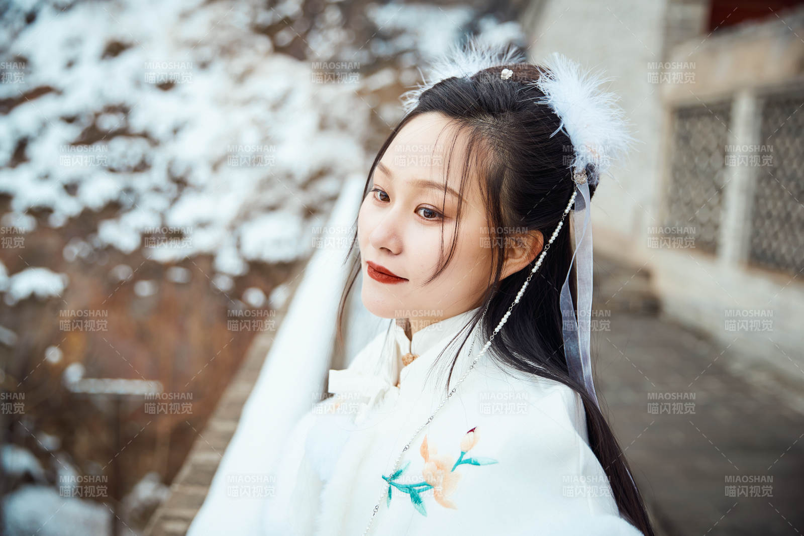 身穿古裝漢服的東方女子