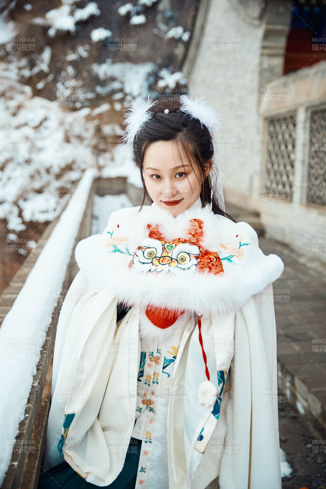 身穿古裝漢服的東方女子