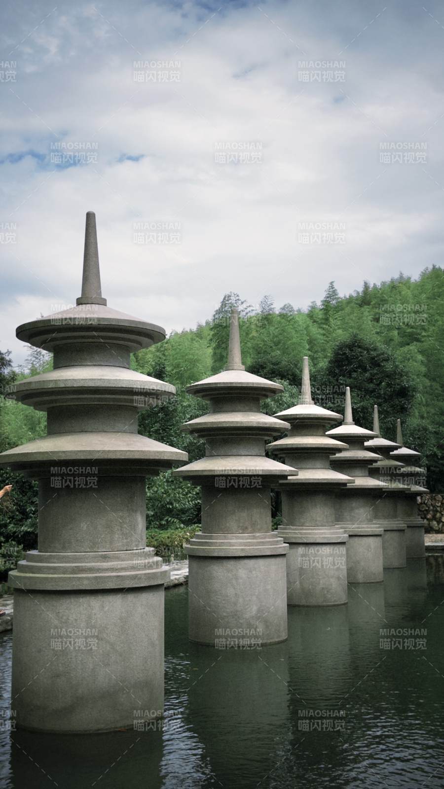 龍巖大和禪院｜水畔石塔列