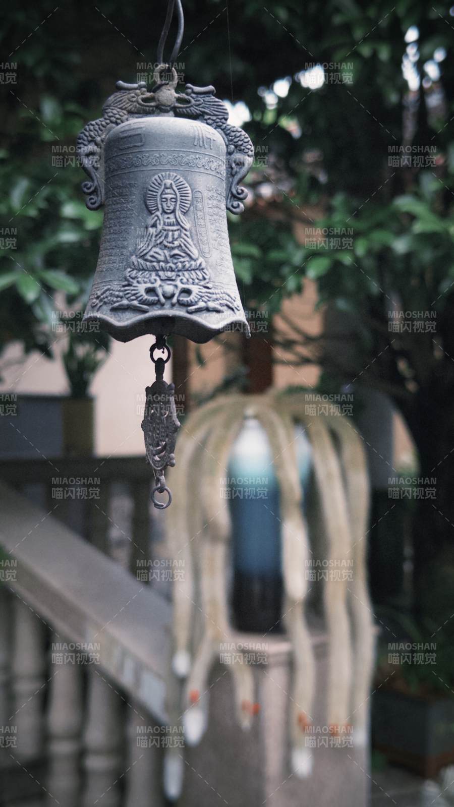 古鐘靜懸庭院中