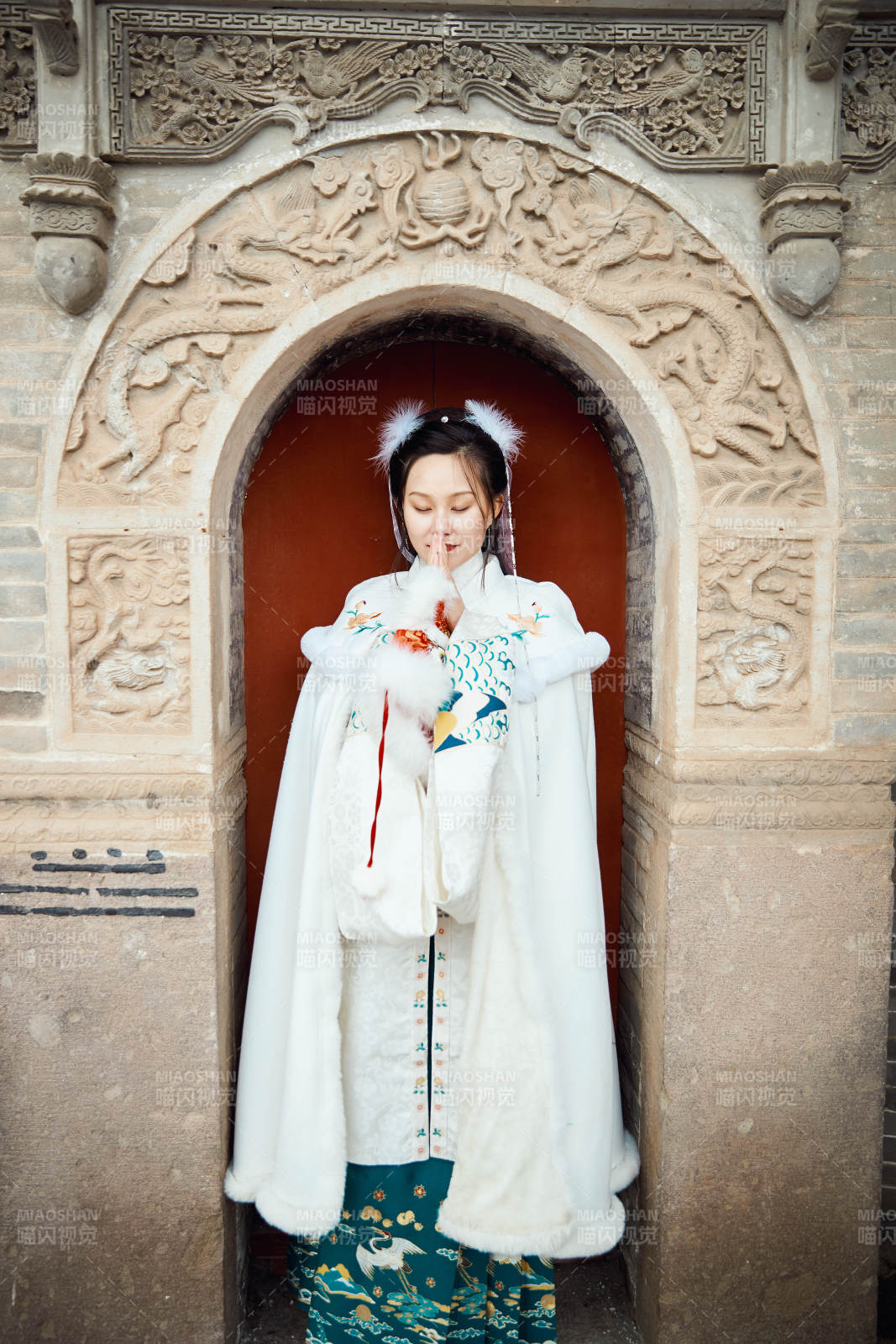 身穿古裝漢服的東方女子