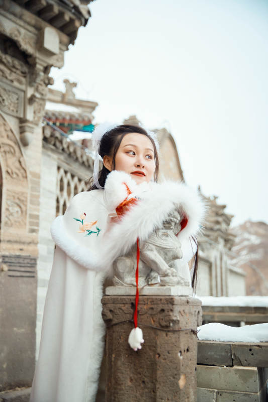 身穿古装汉服的东方女子