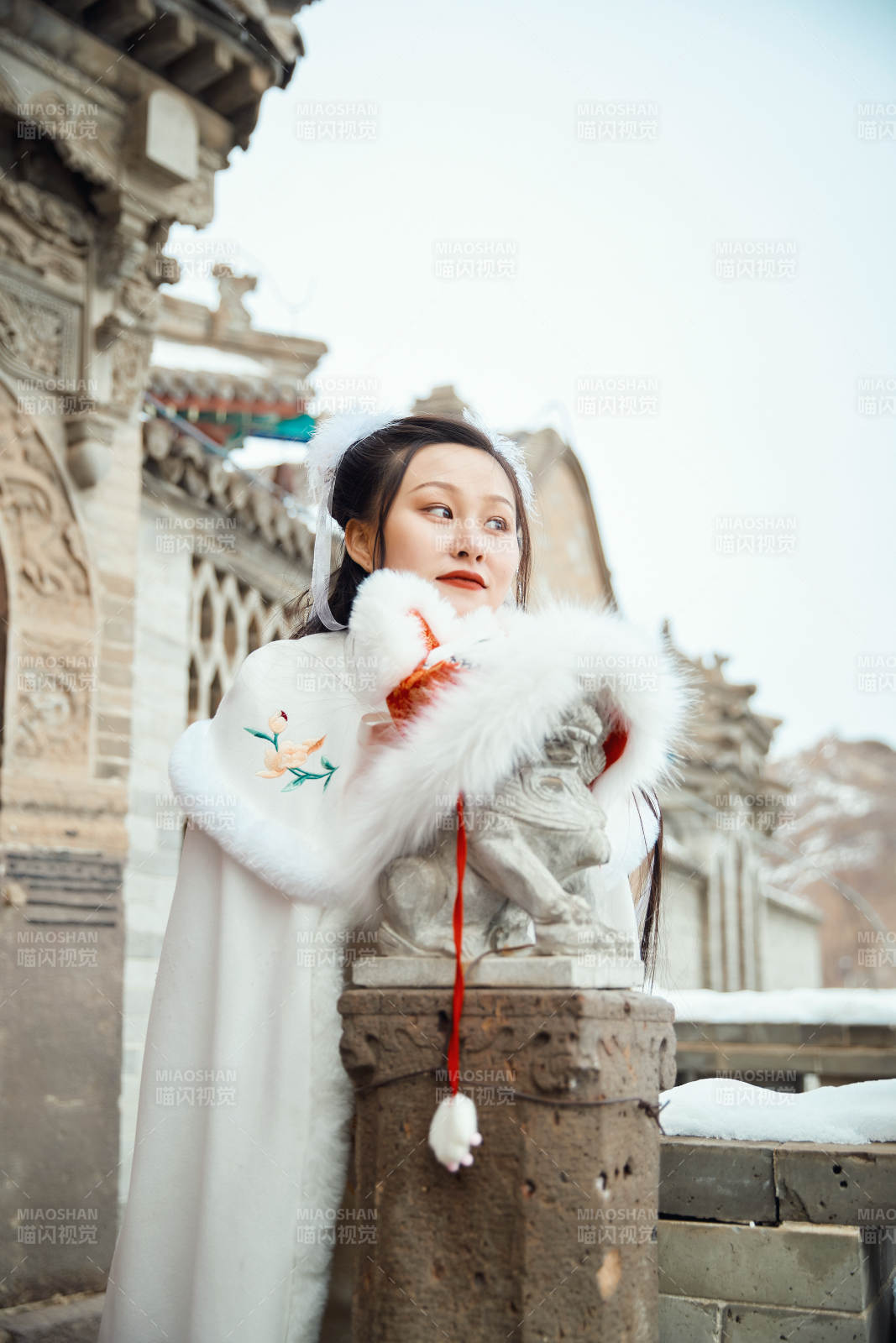 身穿古裝漢服的東方女子