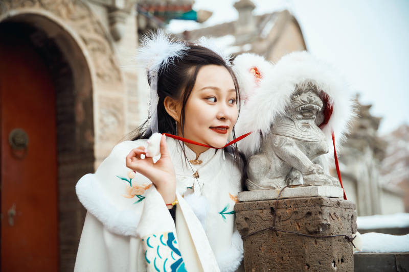 身穿古装汉服的东方女子