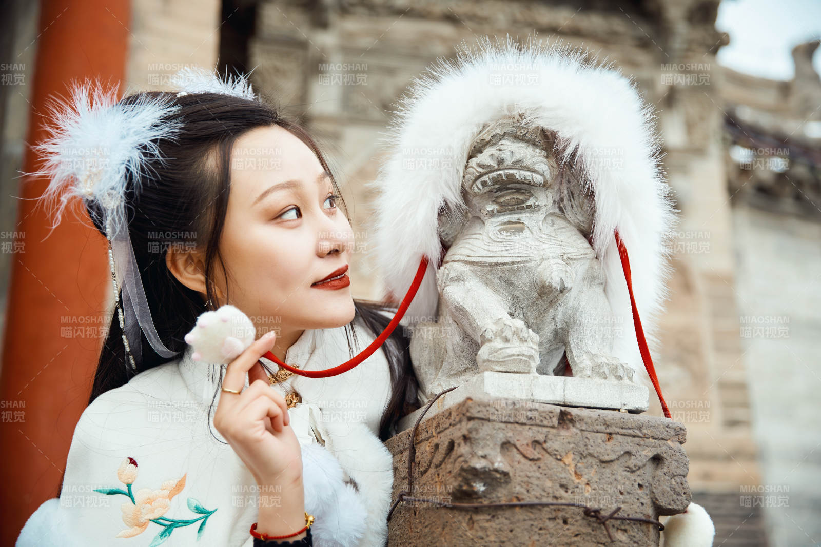 身穿古裝漢服的東方女子