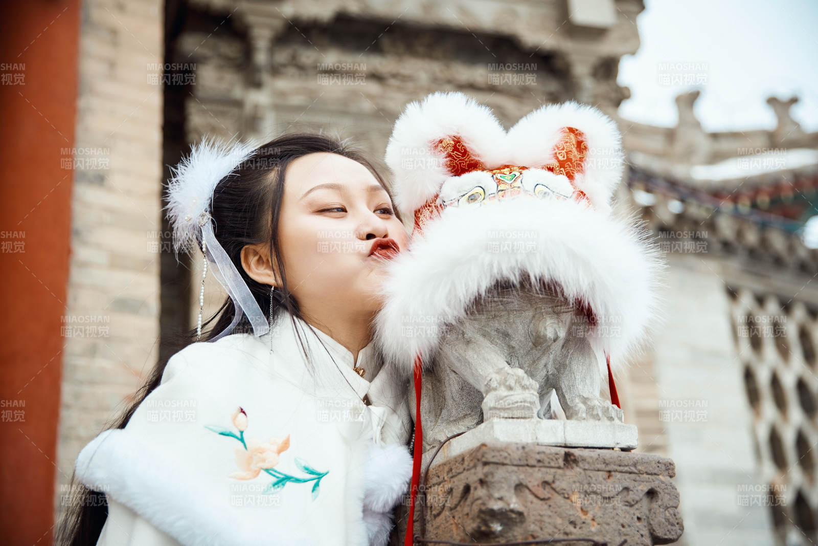 身穿古裝漢服的東方女子