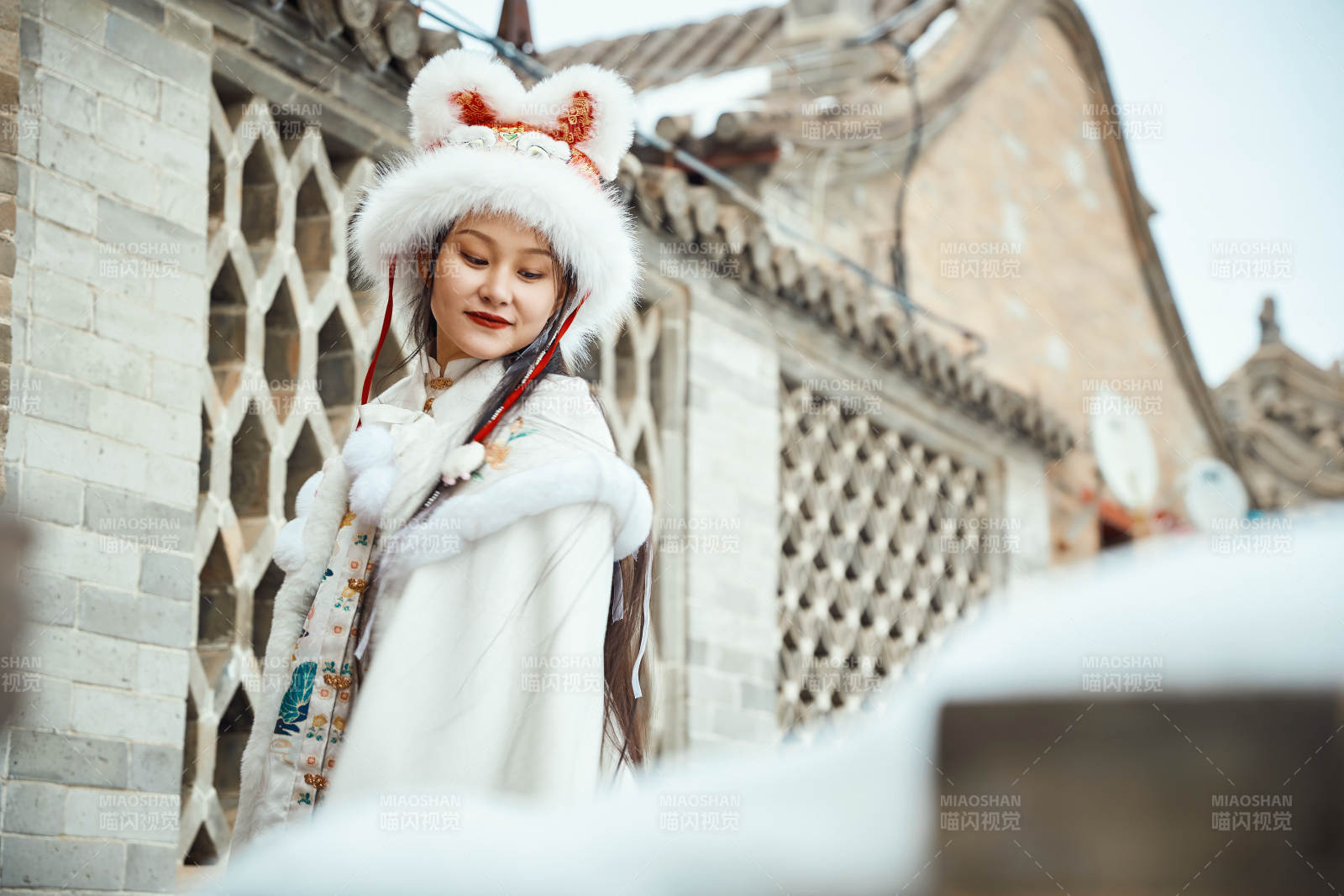 身穿古裝漢服的東方女子