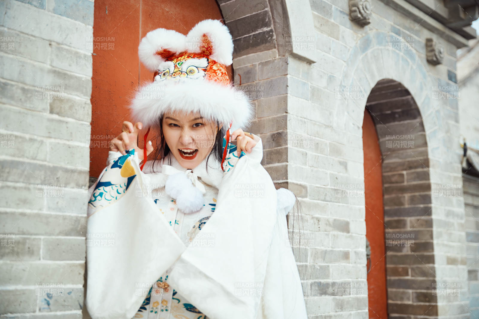 身穿古装汉服的东方女子