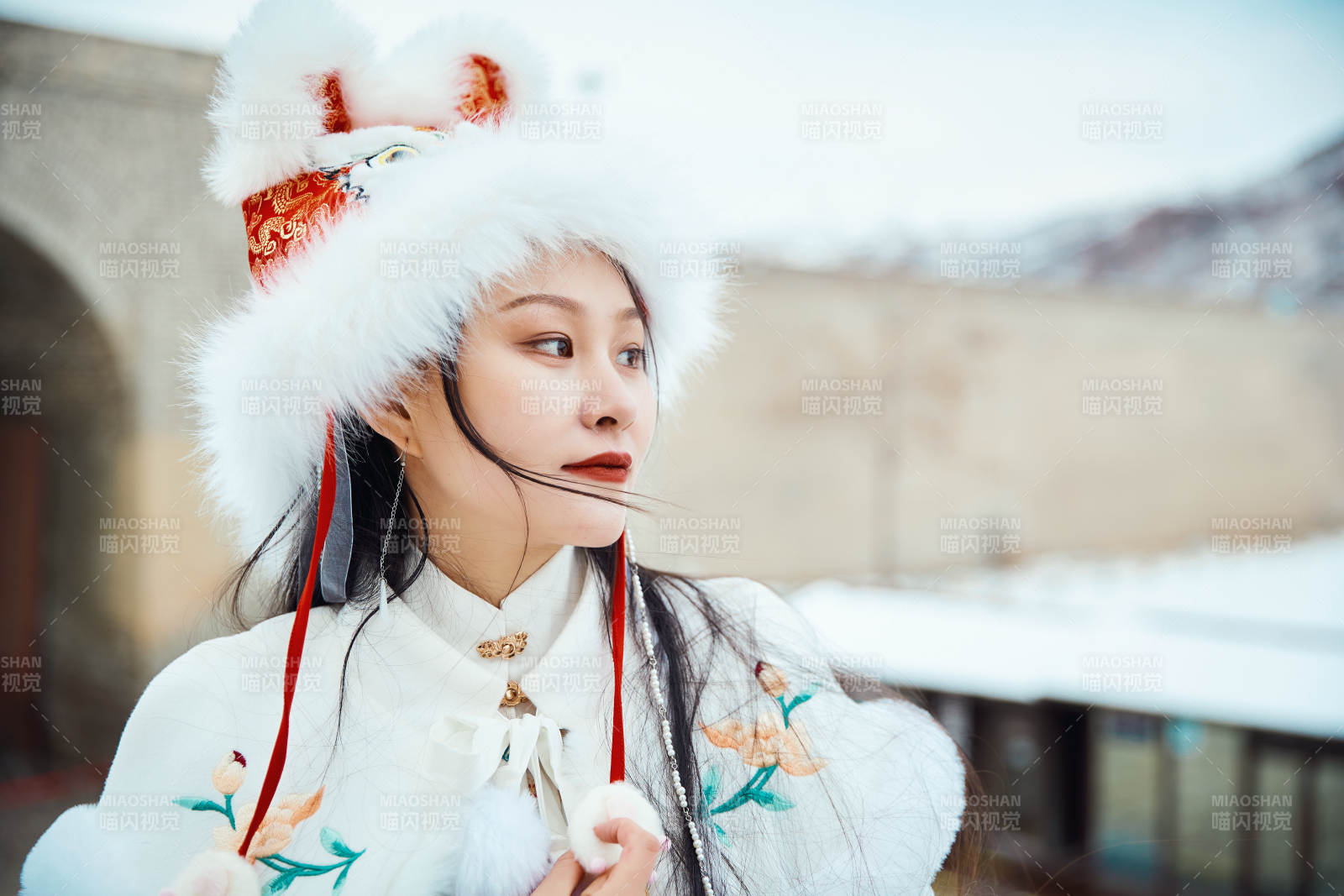 身穿古裝漢服的東方女子