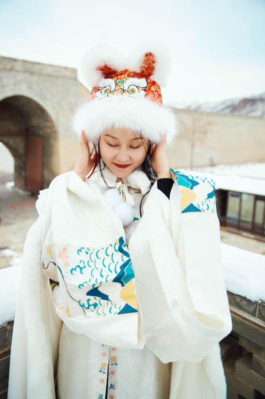 身穿古装汉服的东方女子