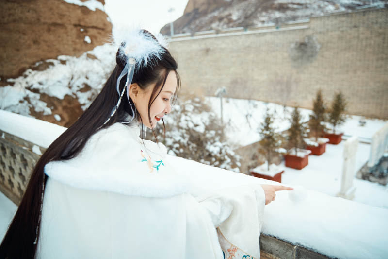 身穿古装汉服的东方女子