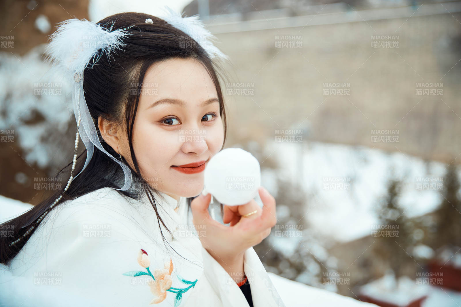 身穿古裝漢服的東方女子