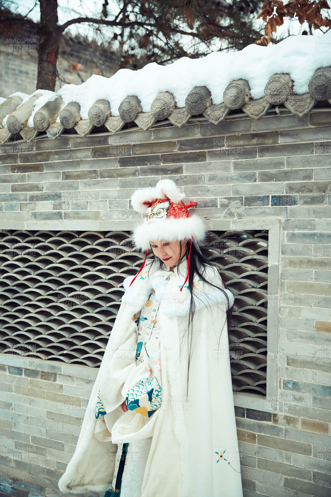 身穿古裝漢服的東方女子