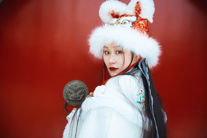 身穿古装汉服的东方女子