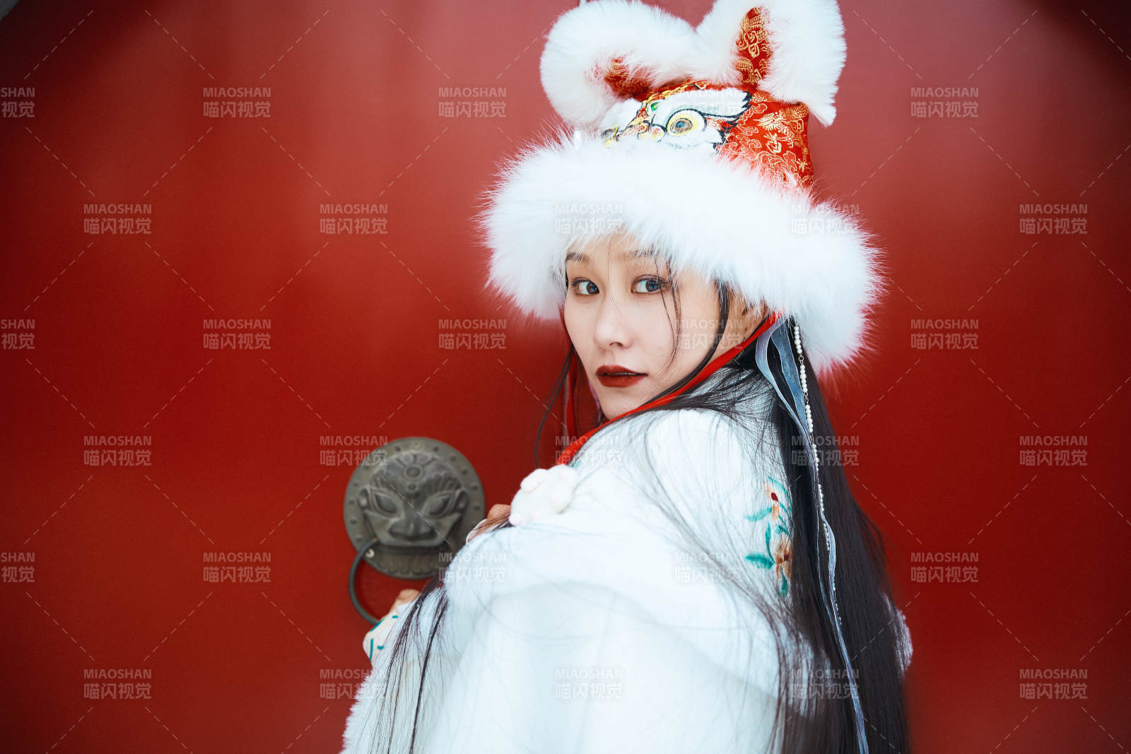 身穿古装汉服的东方女子