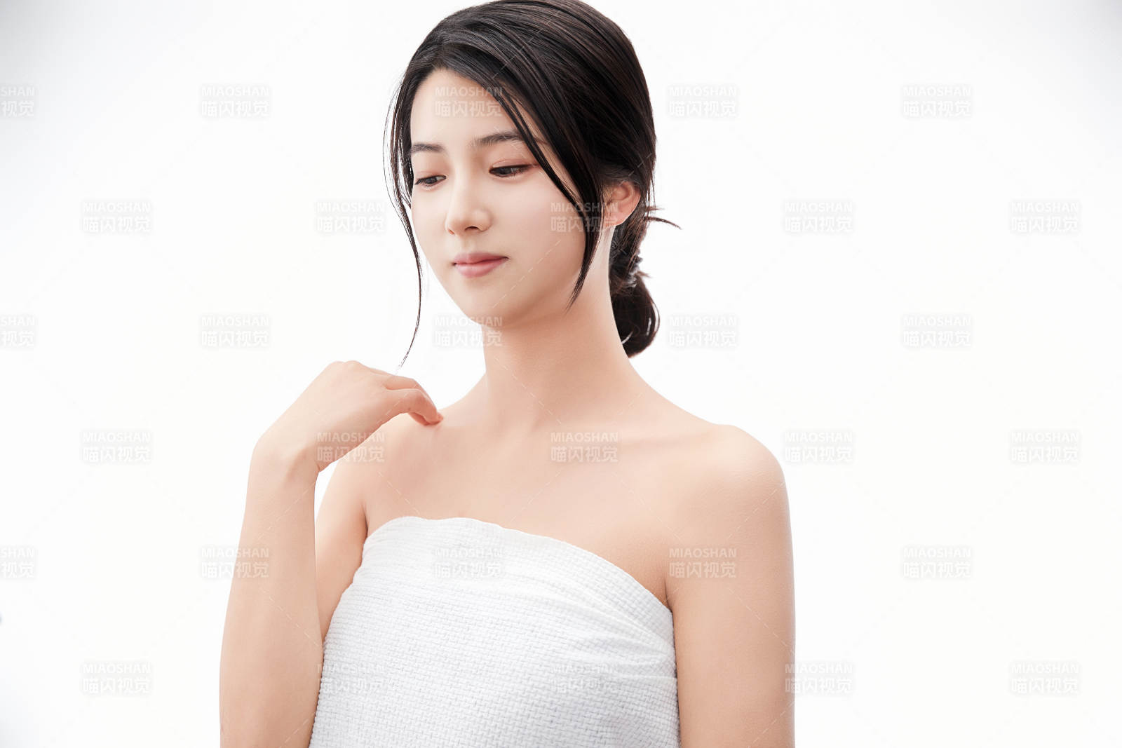 身披旅行外出一次性浴巾的亞洲女性