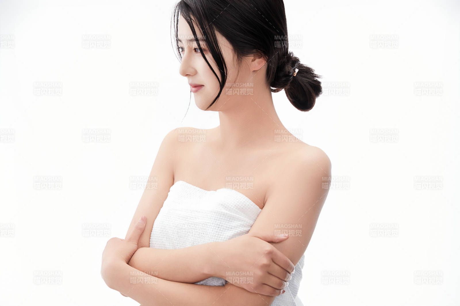 身披旅行外出一次性浴巾的亞洲女性