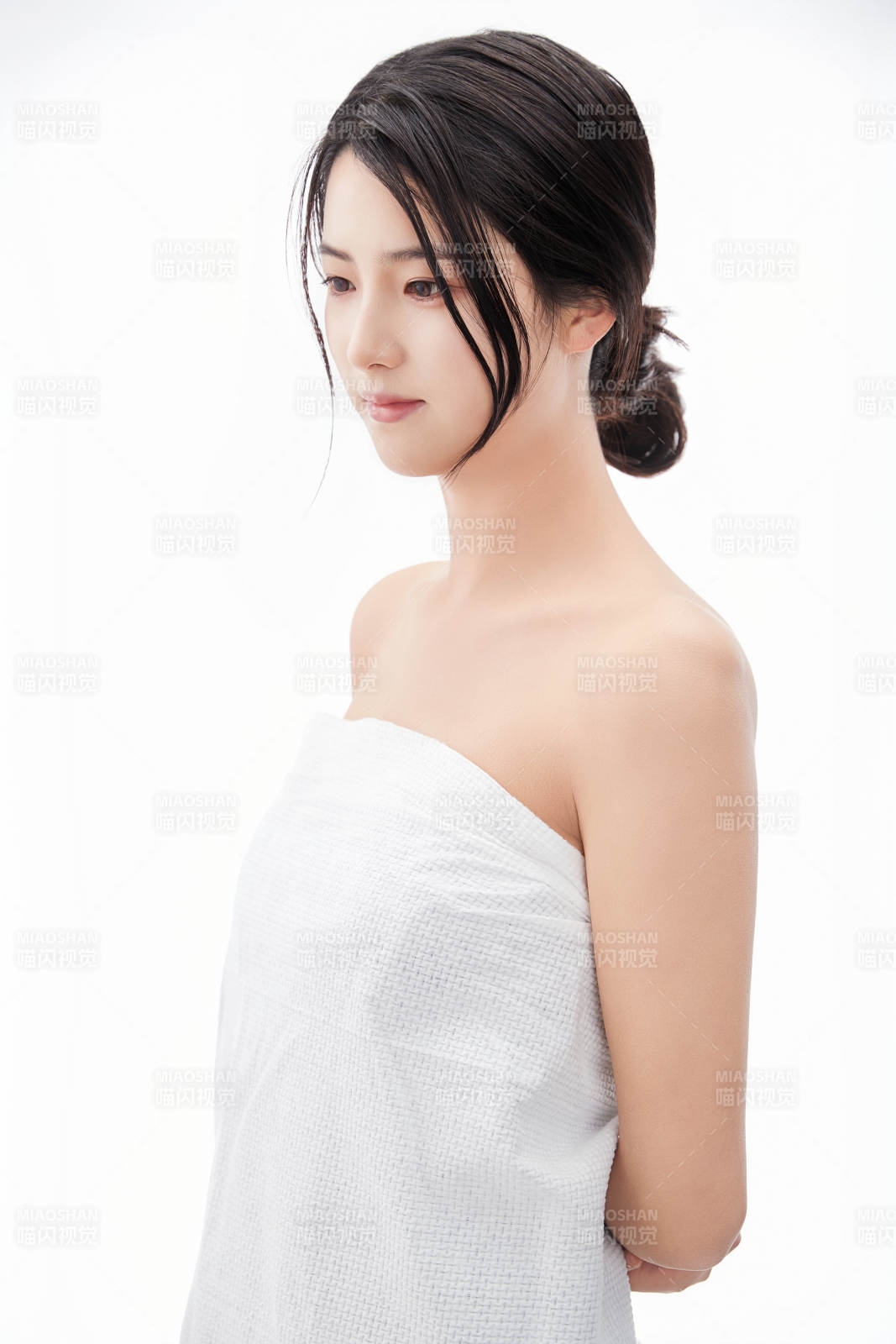 身披旅行外出一次性浴巾的亞洲女性