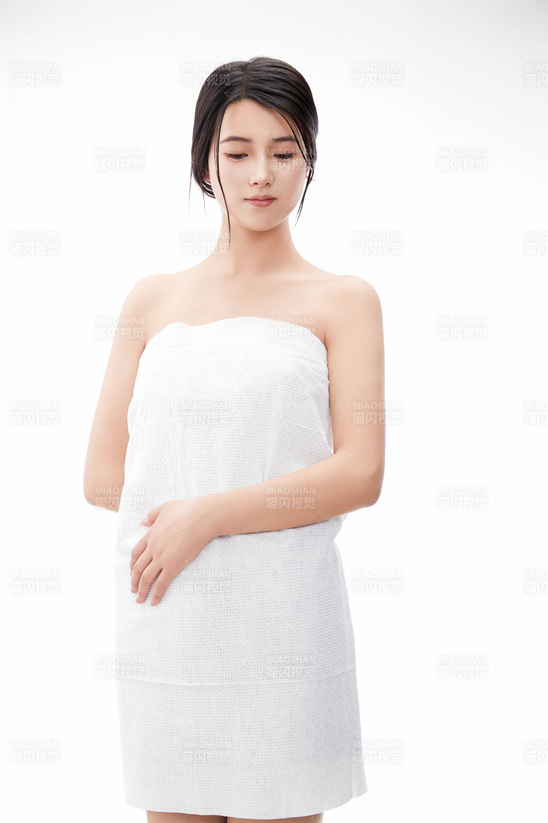 身披旅行外出一次性浴巾的亞洲女性