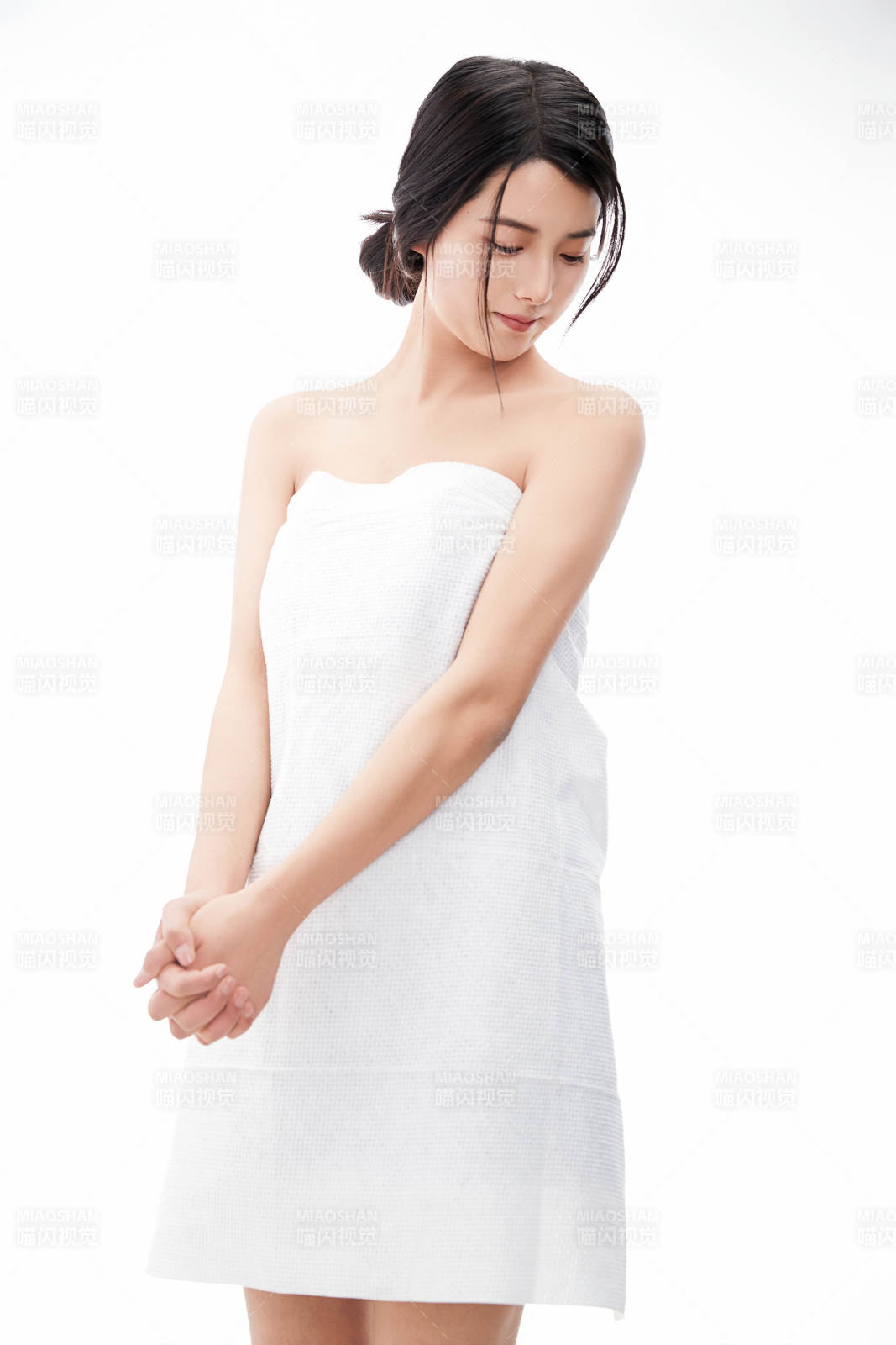 身披旅行外出一次性浴巾的亞洲女性