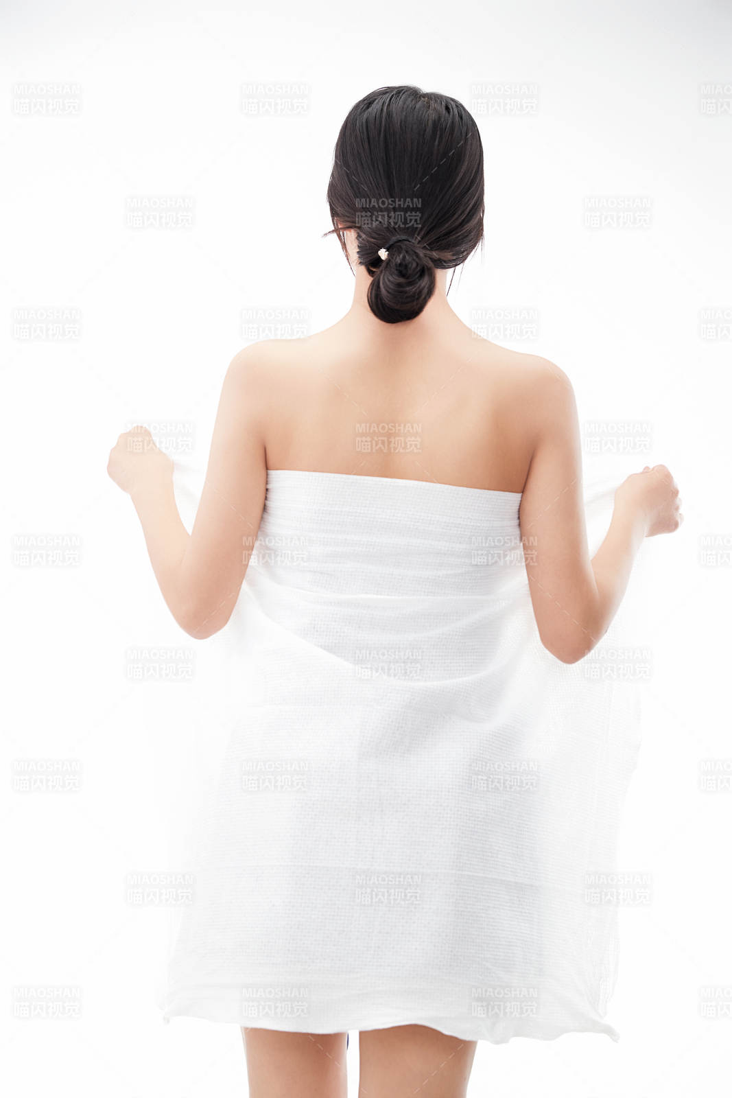 身披旅行外出一次性浴巾的亞洲女性